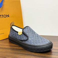 LV Trainer 系列,LV 最经典的套脚款,鞋面是 LV Monogram 老花 满版印花,侧面有手写体 LV Trainer 系列,LV 最经典的套脚款,鞋面是 LV Monogram 老花 满版印花,侧面有手写体