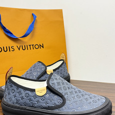 LV Trainer 系列,LV 最经典的套脚款,鞋面是 LV Monogram 老花 满版印花,侧面有手写体 LV Trainer 系列,LV 最经典的套脚款,鞋面是 LV Monogram 老花 满版印花,侧面有手写体