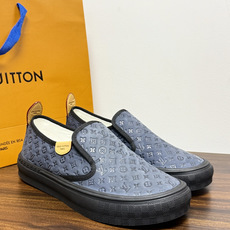 LV Trainer 系列,LV 最经典的套脚款,鞋面是 LV Monogram 老花 满版印花,侧面有手写体 LV Trainer 系列,LV 最经典的套脚款,鞋面是 LV Monogram 老花 满版印花,侧面有手写体