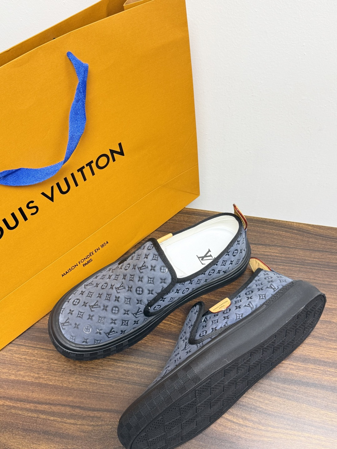 LV Trainer 系列,LV 最经典的套脚款,鞋面是 LV Monogram 老花 满版印花,侧面有手写体 LV Trainer 系列,LV 最经典的套脚款,鞋面是 LV Monogram 老花 满版印花,侧面有手写体