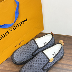 LV Trainer 系列,LV 最经典的套脚款,鞋面是 LV Monogram 老花 满版印花,侧面有手写体 LV Trainer 系列,LV 最经典的套脚款,鞋面是 LV Monogram 老花 满版印花,侧面有手写体