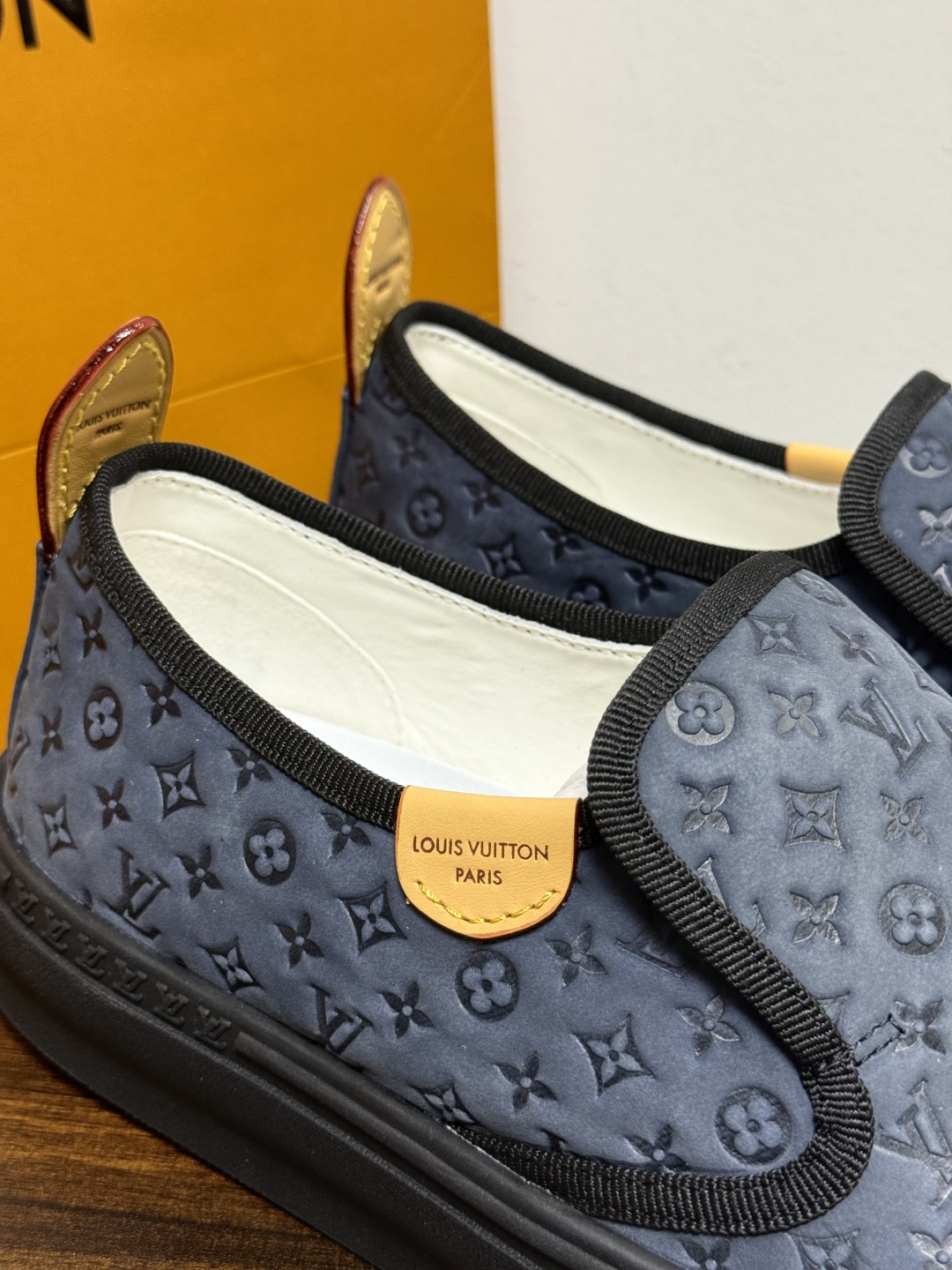 LV Trainer 系列,LV 最经典的套脚款,鞋面是 LV Monogram 老花 满版印花,侧面有手写体 LV Trainer 系列,LV 最经典的套脚款,鞋面是 LV Monogram 老花 满版印花,侧面有手写体