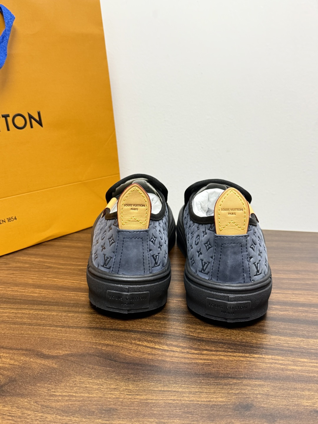 LV Trainer 系列,LV 最经典的套脚款,鞋面是 LV Monogram 老花 满版印花,侧面有手写体 LV Trainer 系列,LV 最经典的套脚款,鞋面是 LV Monogram 老花 满版印花,侧面有手写体