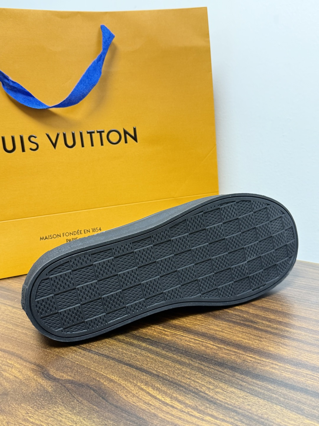LV Trainer 系列,LV 最经典的套脚款,鞋面是 LV Monogram 老花 满版印花,侧面有手写体 LV Trainer 系列,LV 最经典的套脚款,鞋面是 LV Monogram 老花 满版印花,侧面有手写体