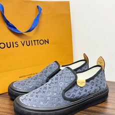 LV Trainer 系列,LV 最经典的套脚款,鞋面是 LV Monogram 老花 满版印花,侧面有手写体 LV Trainer 系列,LV 最经典的套脚款,鞋面是 LV Monogram 老花 满版印花,侧面有手写体