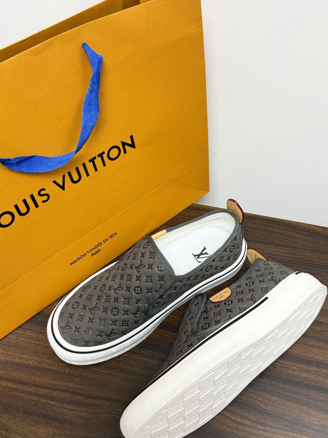 LV Trainer 系列,LV 最经典的套脚款,鞋面是 LV Monogram 老花 满版印花,侧面有手写体 LV Trainer 系列,LV 最经典的套脚款,鞋面是 LV Monogram 老花 满版印花,侧面有手写体