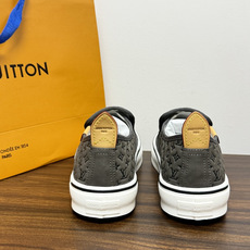 LV Trainer 系列,LV 最经典的套脚款,鞋面是 LV Monogram 老花 满版印花,侧面有手写体 LV Trainer 系列,LV 最经典的套脚款,鞋面是 LV Monogram 老花 满版印花,侧面有手写体