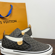 LV Trainer 系列,LV 最经典的套脚款,鞋面是 LV Monogram 老花 满版印花,侧面有手写体 LV Trainer 系列,LV 最经典的套脚款,鞋面是 LV Monogram 老花 满版印花,侧面有手写体