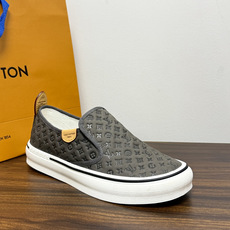 LV Trainer 系列,LV 最经典的套脚款,鞋面是 LV Monogram 老花 满版印花,侧面有手写体 LV Trainer 系列,LV 最经典的套脚款,鞋面是 LV Monogram 老花 满版印花,侧面有手写体