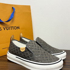 LV Trainer 系列,LV 最经典的套脚款,鞋面是 LV Monogram 老花 满版印花,侧面有手写体 LV Trainer 系列,LV 最经典的套脚款,鞋面是 LV Monogram 老花 满版印花,侧面有手写体