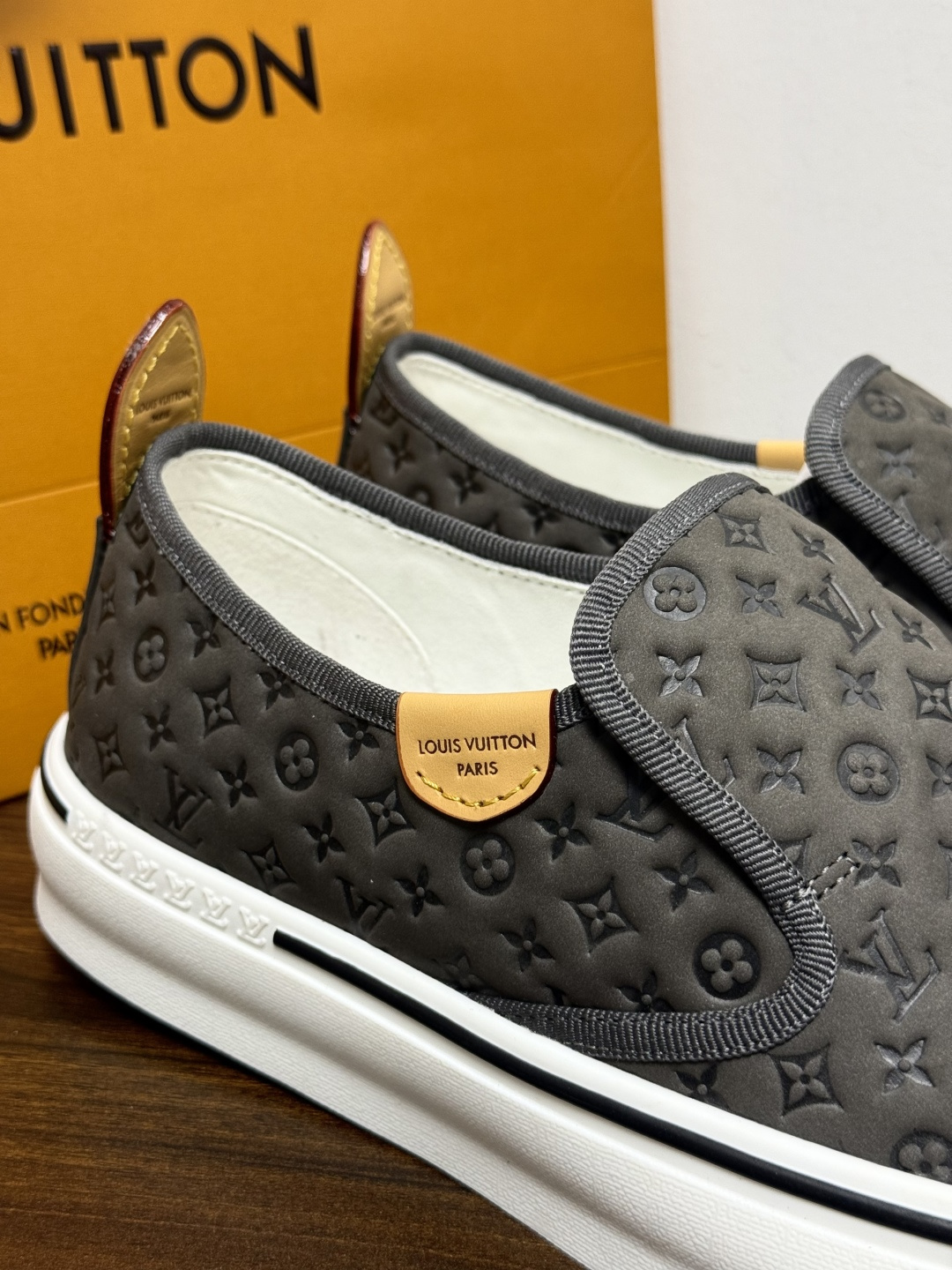 LV Trainer 系列,LV 最经典的套脚款,鞋面是 LV Monogram 老花 满版印花,侧面有手写体 LV Trainer 系列,LV 最经典的套脚款,鞋面是 LV Monogram 老花 满版印花,侧面有手写体