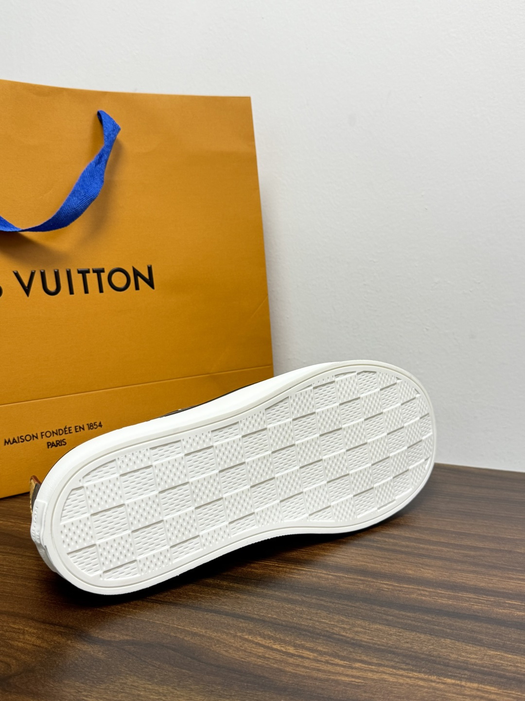 LV Trainer 系列,LV 最经典的套脚款,鞋面是 LV Monogram 老花 满版印花,侧面有手写体 LV Trainer 系列,LV 最经典的套脚款,鞋面是 LV Monogram 老花 满版印花,侧面有手写体