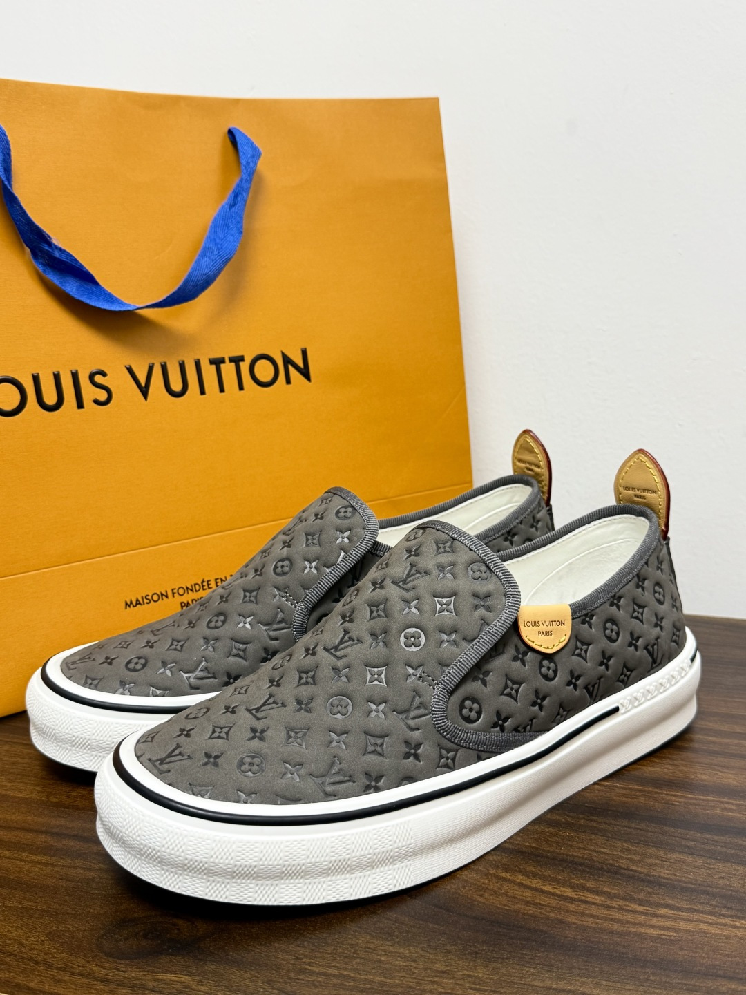 LV Trainer 系列,LV 最经典的套脚款,鞋面是 LV Monogram 老花 满版印花,侧面有手写体 LV Trainer 系列,LV 最经典的套脚款,鞋面是 LV Monogram 老花 满版印花,侧面有手写体