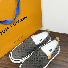 LV Trainer 系列,LV 最经典的套脚款,鞋面是 LV Monogram 老花 满版印花,侧面有手写体 LV Trainer 系列,LV 最经典的套脚款,鞋面是 LV Monogram 老花 满版印花,侧面有手写体