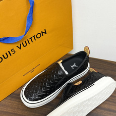 LV Trainer 系列,LV 最经典的套脚款,鞋面是 LV Monogram 老花 满版印花,侧面有手写体 LV Trainer 系列,LV 最经典的套脚款,鞋面是 LV Monogram 老花 满版印花,侧面有手写体