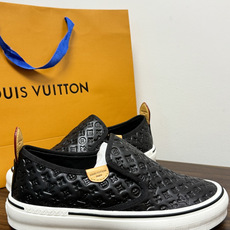 LV Trainer 系列,LV 最经典的套脚款,鞋面是 LV Monogram 老花 满版印花,侧面有手写体 LV Trainer 系列,LV 最经典的套脚款,鞋面是 LV Monogram 老花 满版印花,侧面有手写体