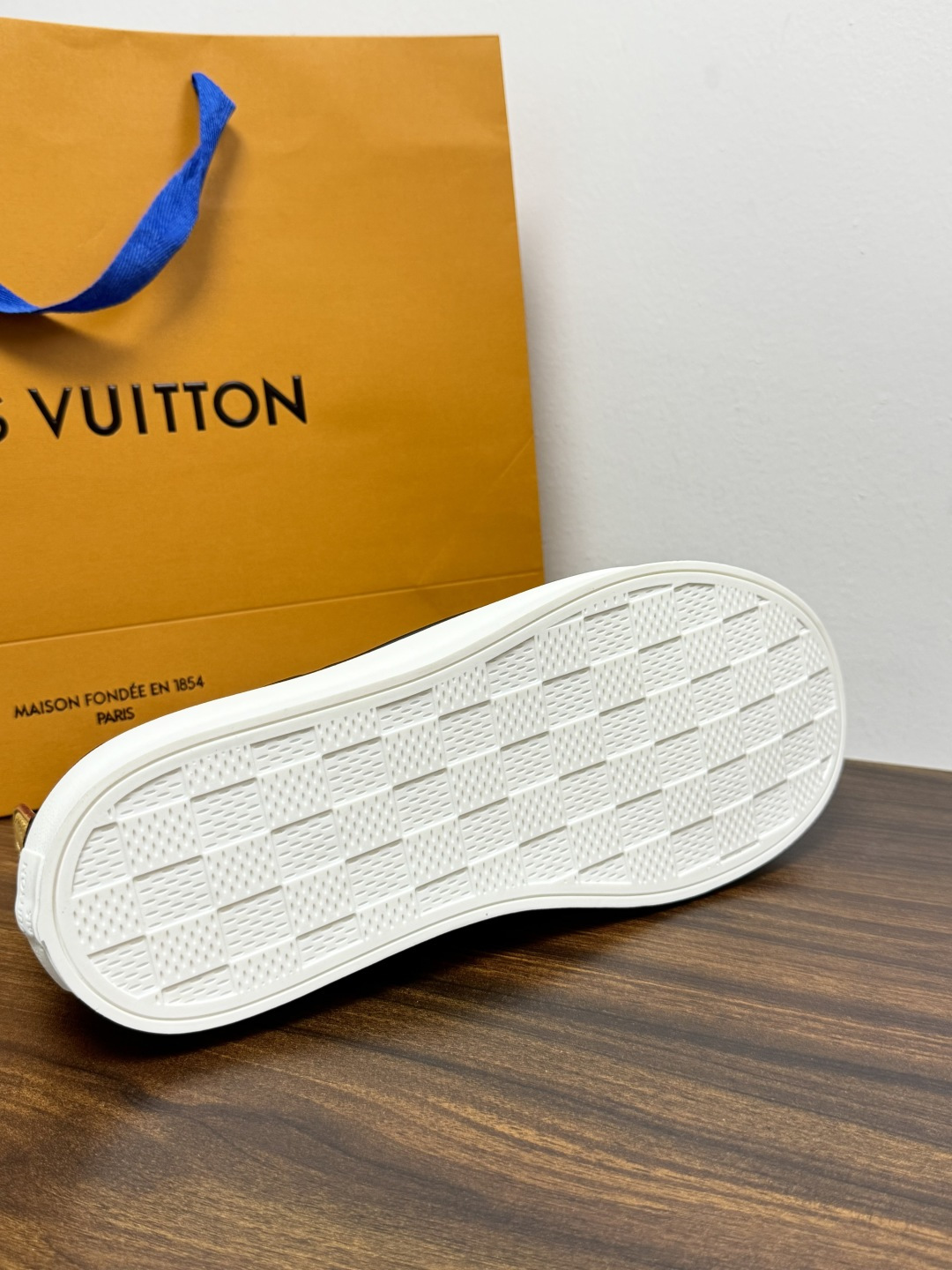 LV Trainer 系列,LV 最经典的套脚款,鞋面是 LV Monogram 老花 满版印花,侧面有手写体 LV Trainer 系列,LV 最经典的套脚款,鞋面是 LV Monogram 老花 满版印花,侧面有手写体