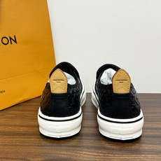 LV Trainer 系列,LV 最经典的套脚款,鞋面是 LV Monogram 老花 满版印花,侧面有手写体 LV Trainer 系列,LV 最经典的套脚款,鞋面是 LV Monogram 老花 满版印花,侧面有手写体