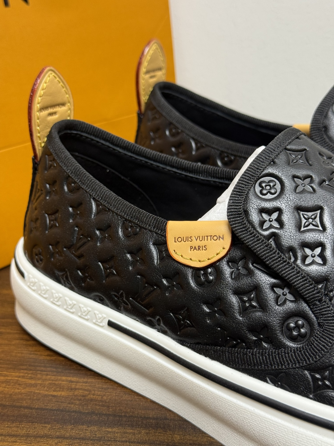 LV Trainer 系列,LV 最经典的套脚款,鞋面是 LV Monogram 老花 满版印花,侧面有手写体 LV Trainer 系列,LV 最经典的套脚款,鞋面是 LV Monogram 老花 满版印花,侧面有手写体
