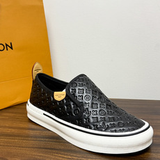 LV Trainer 系列,LV 最经典的套脚款,鞋面是 LV Monogram 老花 满版印花,侧面有手写体 LV Trainer 系列,LV 最经典的套脚款,鞋面是 LV Monogram 老花 满版印花,侧面有手写体