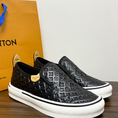LV Trainer 系列,LV 最经典的套脚款,鞋面是 LV Monogram 老花 满版印花,侧面有手写体 LV Trainer 系列,LV 最经典的套脚款,鞋面是 LV Monogram 老花 满版印花,侧面有手写体