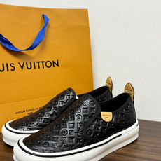 LV Trainer 系列,LV 最经典的套脚款,鞋面是 LV Monogram 老花 满版印花,侧面有手写体 LV Trainer 系列,LV 最经典的套脚款,鞋面是 LV Monogram 老花 满版印花,侧面有手写体