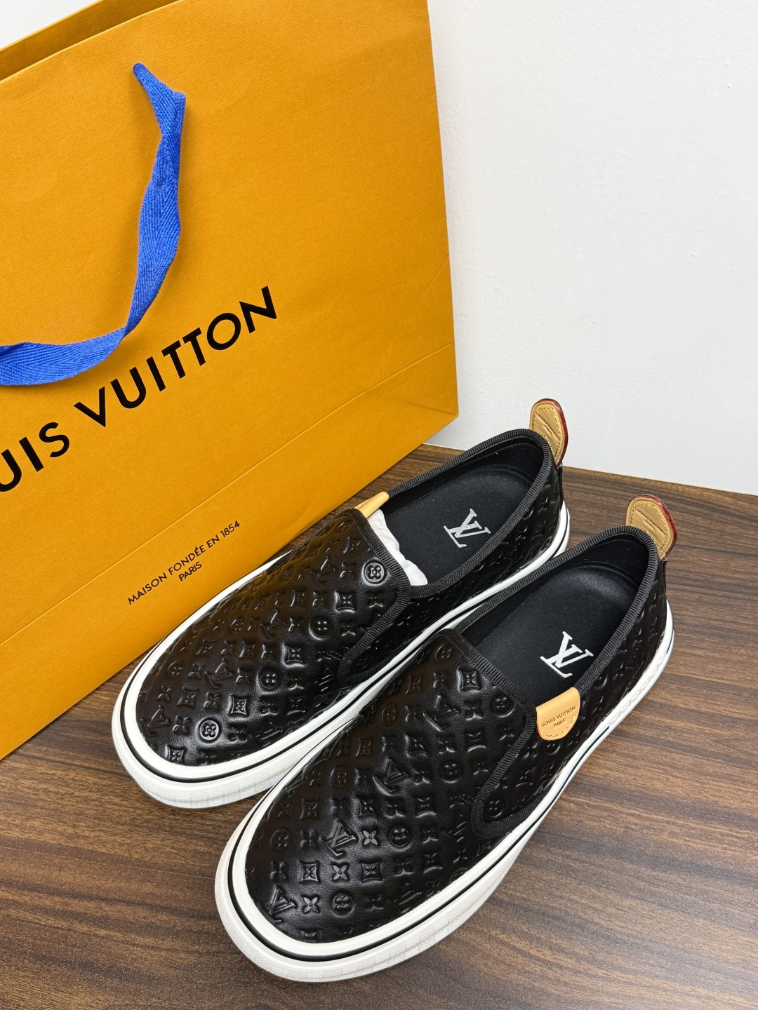 LV Trainer 系列,LV 最经典的套脚款,鞋面是 LV Monogram 老花 满版印花,侧面有手写体 LV Trainer 系列,LV 最经典的套脚款,鞋面是 LV Monogram 老花 满版印花,侧面有手写体