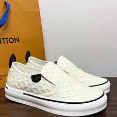 LV Trainer 系列,LV 最经典的套脚款,鞋面是 LV Monogram 老花 满版印花,侧面有手写体 LV Trainer 系列,LV 最经典的套脚款,鞋面是 LV Monogram 老花 满版印花,侧面有手写体