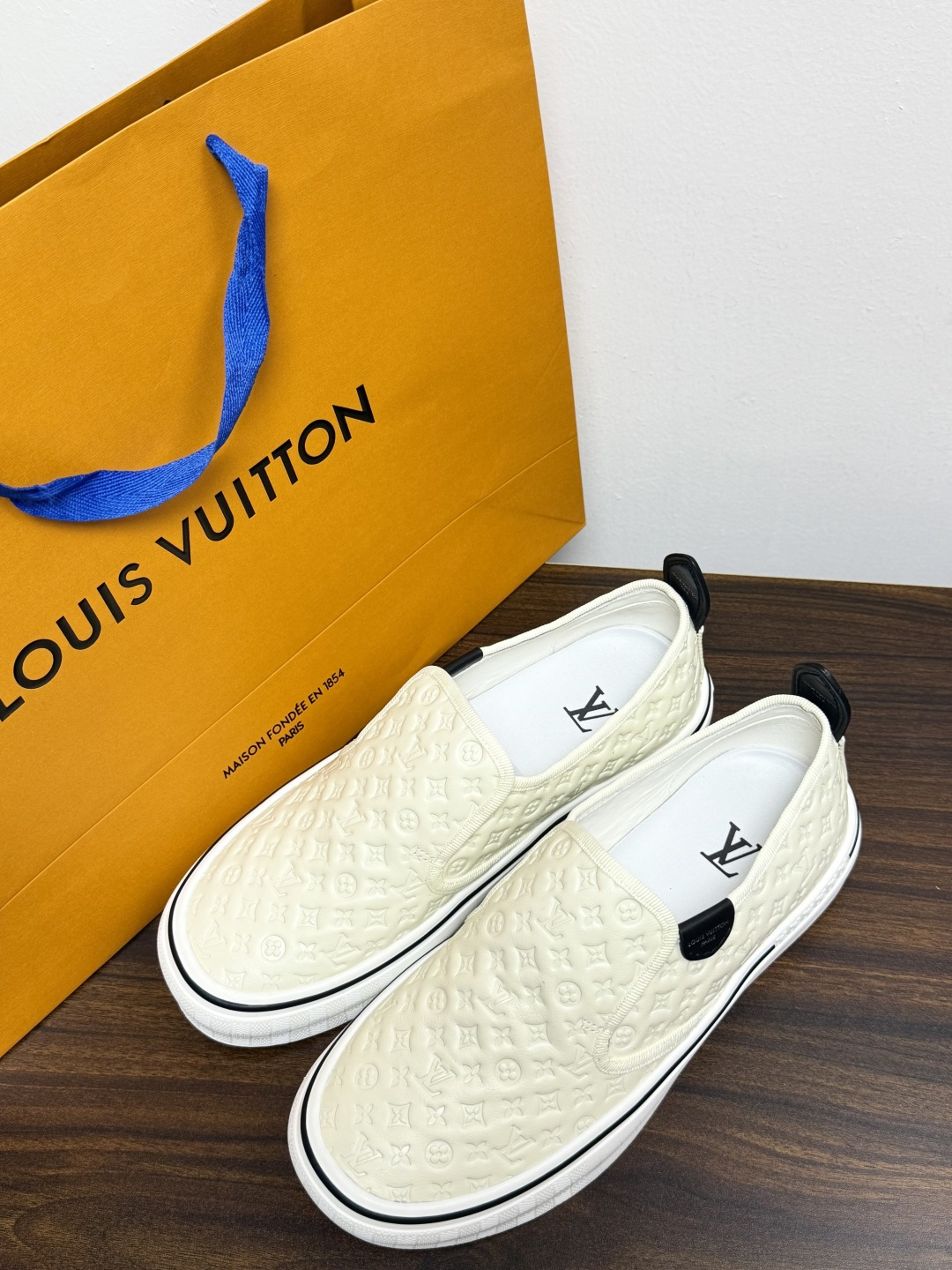 LV Trainer 系列,LV 最经典的套脚款,鞋面是 LV Monogram 老花 满版印花,侧面有手写体 LV Trainer 系列,LV 最经典的套脚款,鞋面是 LV Monogram 老花 满版印花,侧面有手写体