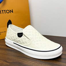 LV Trainer 系列,LV 最经典的套脚款,鞋面是 LV Monogram 老花 满版印花,侧面有手写体 LV Trainer 系列,LV 最经典的套脚款,鞋面是 LV Monogram 老花 满版印花,侧面有手写体