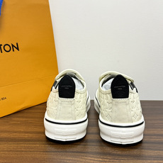 LV Trainer 系列,LV 最经典的套脚款,鞋面是 LV Monogram 老花 满版印花,侧面有手写体 LV Trainer 系列,LV 最经典的套脚款,鞋面是 LV Monogram 老花 满版印花,侧面有手写体