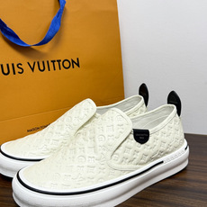 LV Trainer 系列,LV 最经典的套脚款,鞋面是 LV Monogram 老花 满版印花,侧面有手写体 LV Trainer 系列,LV 最经典的套脚款,鞋面是 LV Monogram 老花 满版印花,侧面有手写体