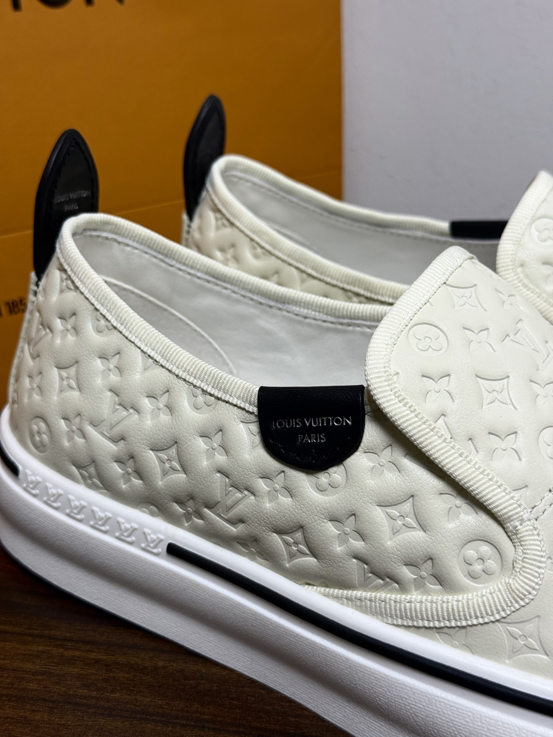 LV Trainer 系列,LV 最经典的套脚款,鞋面是 LV Monogram 老花 满版印花,侧面有手写体 LV Trainer 系列,LV 最经典的套脚款,鞋面是 LV Monogram 老花 满版印花,侧面有手写体