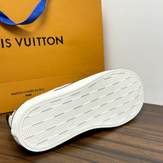 LV Trainer 系列,LV 最经典的套脚款,鞋面是 LV Monogram 老花 满版印花,侧面有手写体 LV Trainer 系列,LV 最经典的套脚款,鞋面是 LV Monogram 老花 满版印花,侧面有手写体