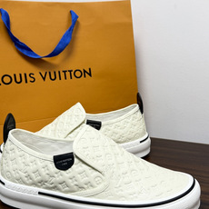LV Trainer 系列,LV 最经典的套脚款,鞋面是 LV Monogram 老花 满版印花,侧面有手写体 LV Trainer 系列,LV 最经典的套脚款,鞋面是 LV Monogram 老花 满版印花,侧面有手写体