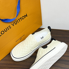 LV Trainer 系列,LV 最经典的套脚款,鞋面是 LV Monogram 老花 满版印花,侧面有手写体 LV Trainer 系列,LV 最经典的套脚款,鞋面是 LV Monogram 老花 满版印花,侧面有手写体