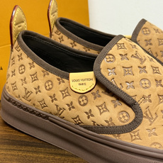 LV Trainer 系列,LV 最经典的套脚款,鞋面是 LV Monogram 老花 满版印花,侧面有手写体 LV Trainer 系列,LV 最经典的套脚款,鞋面是 LV Monogram 老花 满版印花,侧面有手写体