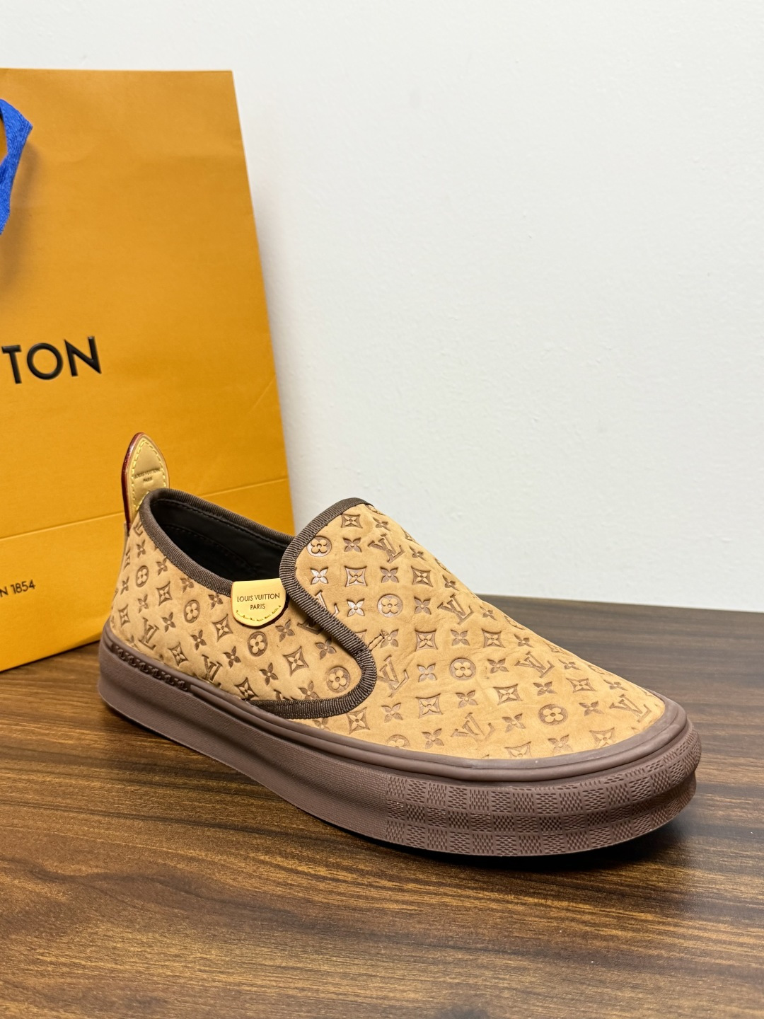 LV Trainer 系列,LV 最经典的套脚款,鞋面是 LV Monogram 老花 满版印花,侧面有手写体 LV Trainer 系列,LV 最经典的套脚款,鞋面是 LV Monogram 老花 满版印花,侧面有手写体