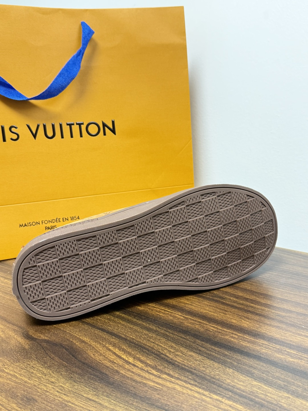LV Trainer 系列,LV 最经典的套脚款,鞋面是 LV Monogram 老花 满版印花,侧面有手写体 LV Trainer 系列,LV 最经典的套脚款,鞋面是 LV Monogram 老花 满版印花,侧面有手写体