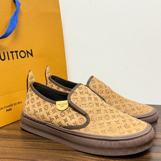 LV Trainer 系列,LV 最经典的套脚款,鞋面是 LV Monogram 老花 满版印花,侧面有手写体 LV Trainer 系列,LV 最经典的套脚款,鞋面是 LV Monogram 老花 满版印花,侧面有手写体