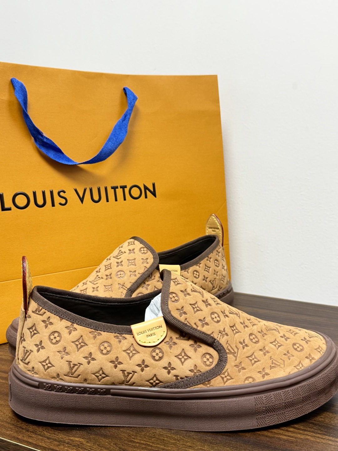 LV Trainer 系列,LV 最经典的套脚款,鞋面是 LV Monogram 老花 满版印花,侧面有手写体 LV Trainer 系列,LV 最经典的套脚款,鞋面是 LV Monogram 老花 满版印花,侧面有手写体