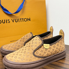 LV Trainer 系列,LV 最经典的套脚款,鞋面是 LV Monogram 老花 满版印花,侧面有手写体 LV Trainer 系列,LV 最经典的套脚款,鞋面是 LV Monogram 老花 满版印花,侧面有手写体