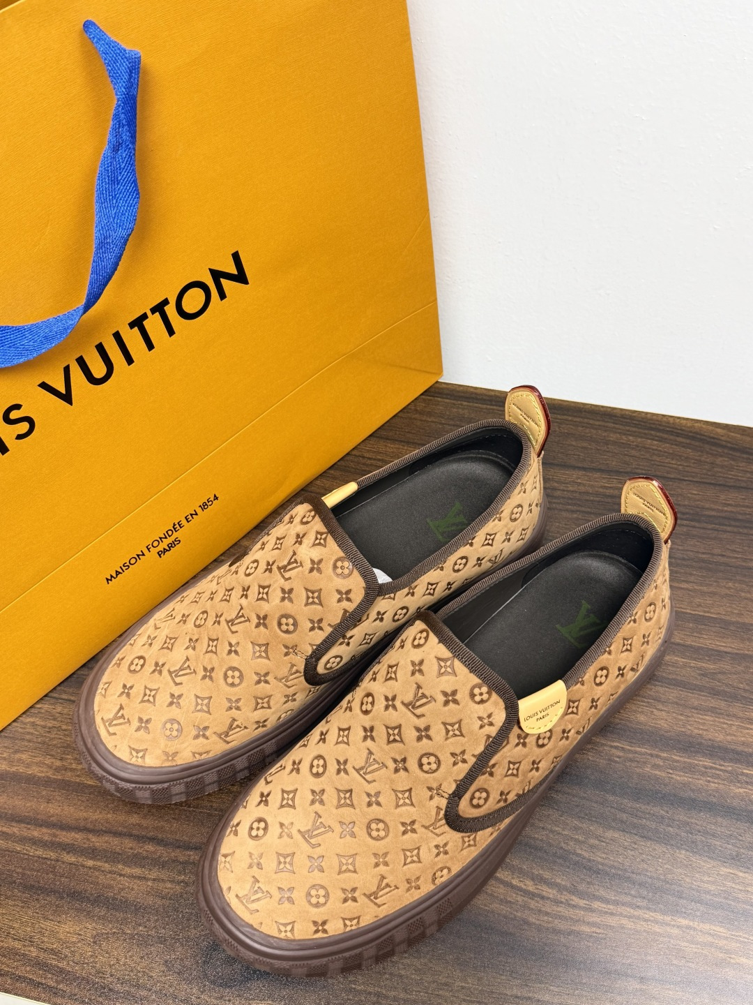 LV Trainer 系列,LV 最经典的套脚款,鞋面是 LV Monogram 老花 满版印花,侧面有手写体 LV Trainer 系列,LV 最经典的套脚款,鞋面是 LV Monogram 老花 满版印花,侧面有手写体