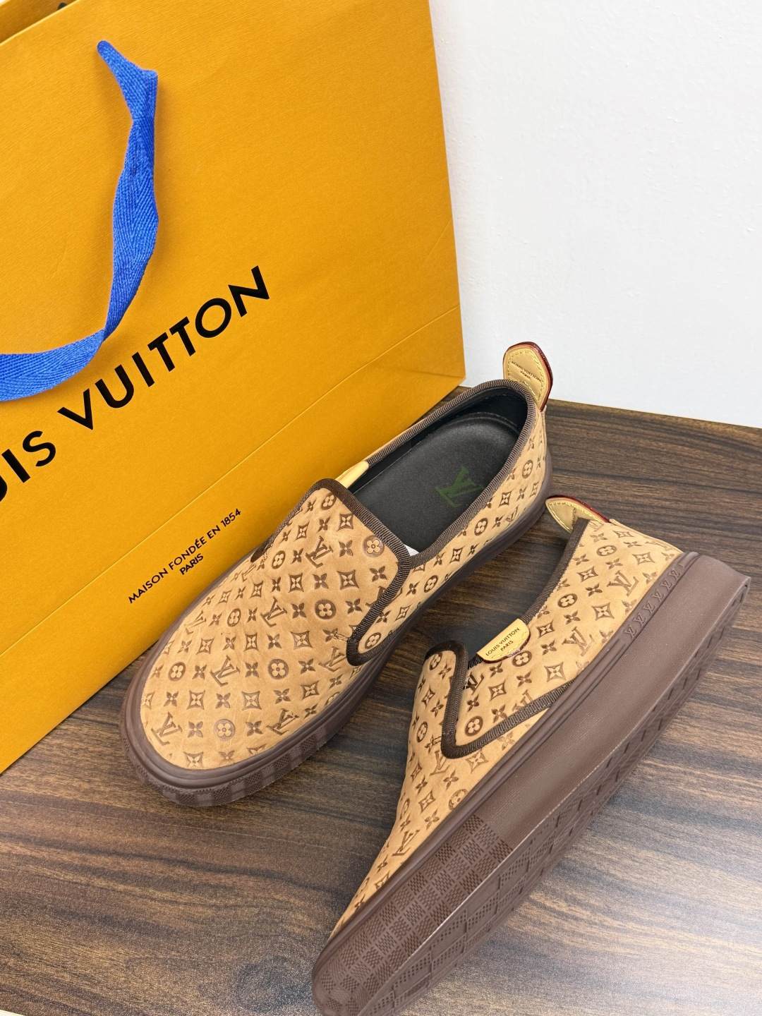 LV Trainer 系列,LV 最经典的套脚款,鞋面是 LV Monogram 老花 满版印花,侧面有手写体 LV Trainer 系列,LV 最经典的套脚款,鞋面是 LV Monogram 老花 满版印花,侧面有手写体