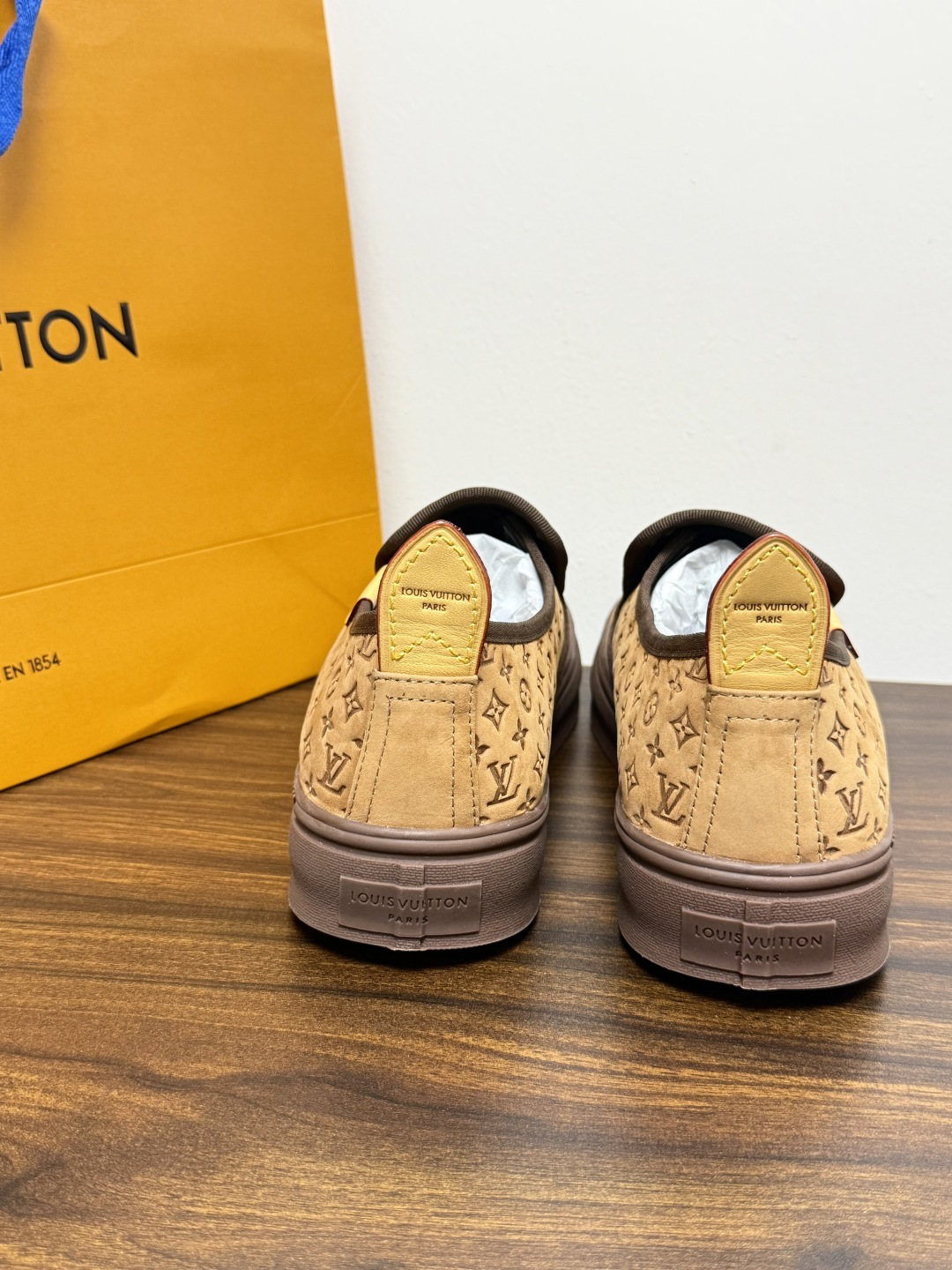 LV Trainer 系列,LV 最经典的套脚款,鞋面是 LV Monogram 老花 满版印花,侧面有手写体 LV Trainer 系列,LV 最经典的套脚款,鞋面是 LV Monogram 老花 满版印花,侧面有手写体