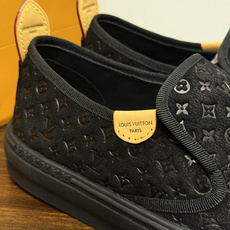 LV Trainer 系列,LV 最经典的套脚款,鞋面是 LV Monogram 老花 满版印花,侧面有手写体 LV Trainer 系列,LV 最经典的套脚款,鞋面是 LV Monogram 老花 满版印花,侧面有手写体
