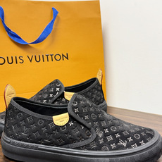 LV Trainer 系列,LV 最经典的套脚款,鞋面是 LV Monogram 老花 满版印花,侧面有手写体 LV Trainer 系列,LV 最经典的套脚款,鞋面是 LV Monogram 老花 满版印花,侧面有手写体