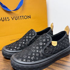 LV Trainer 系列,LV 最经典的套脚款,鞋面是 LV Monogram 老花 满版印花,侧面有手写体 LV Trainer 系列,LV 最经典的套脚款,鞋面是 LV Monogram 老花 满版印花,侧面有手写体