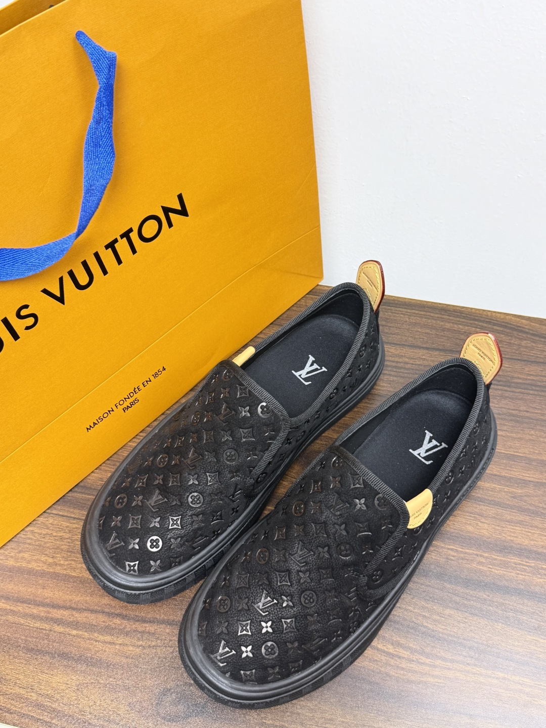 LV Trainer 系列,LV 最经典的套脚款,鞋面是 LV Monogram 老花 满版印花,侧面有手写体 LV Trainer 系列,LV 最经典的套脚款,鞋面是 LV Monogram 老花 满版印花,侧面有手写体