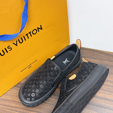 LV Trainer 系列,LV 最经典的套脚款,鞋面是 LV Monogram 老花 满版印花,侧面有手写体 LV Trainer 系列,LV 最经典的套脚款,鞋面是 LV Monogram 老花 满版印花,侧面有手写体
